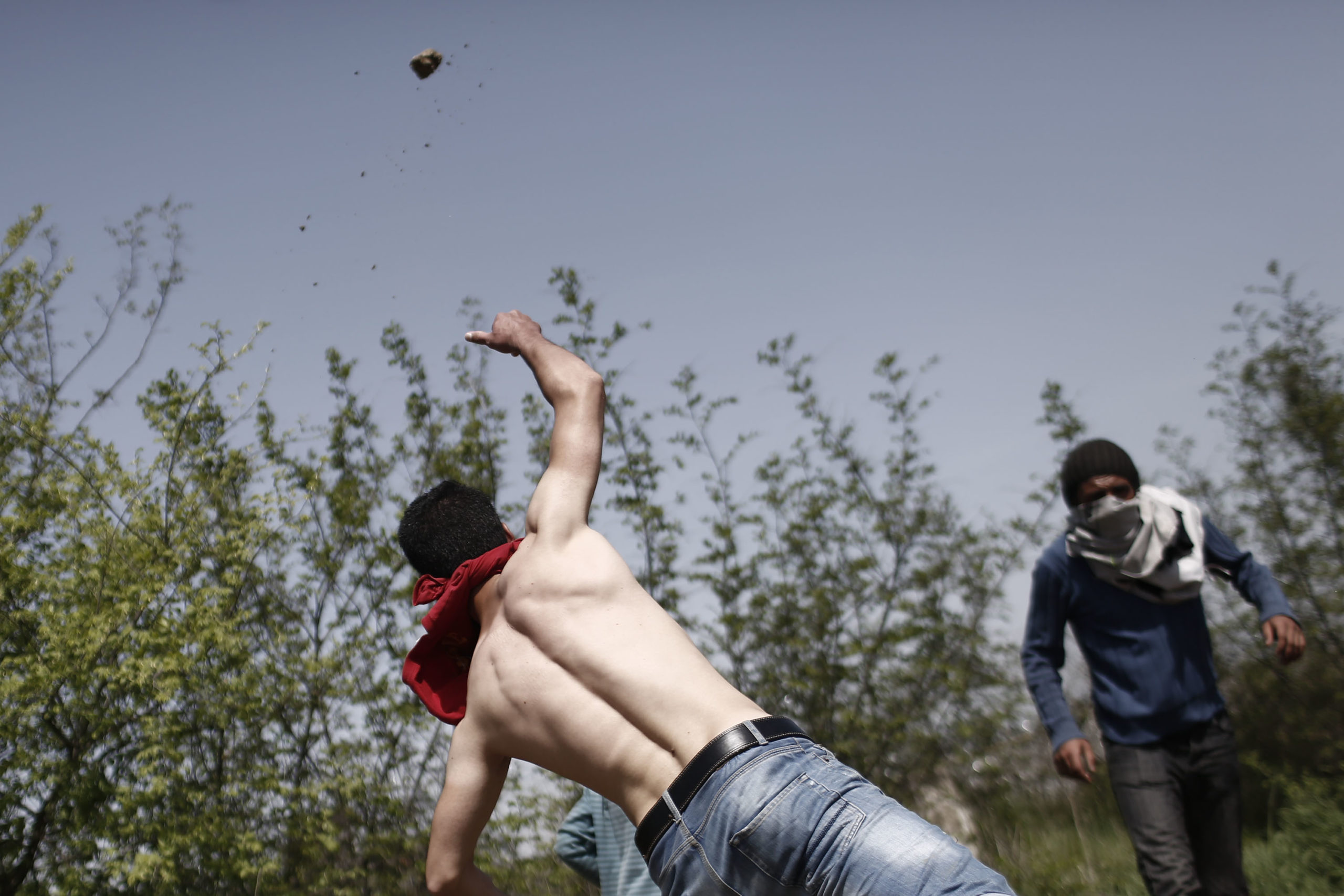 Με πέτρες απαντούν οι πρόσφυγες στους Σκοπιανούς αστυνομικούς στην Ειδομένη – ΦΩΤΟ