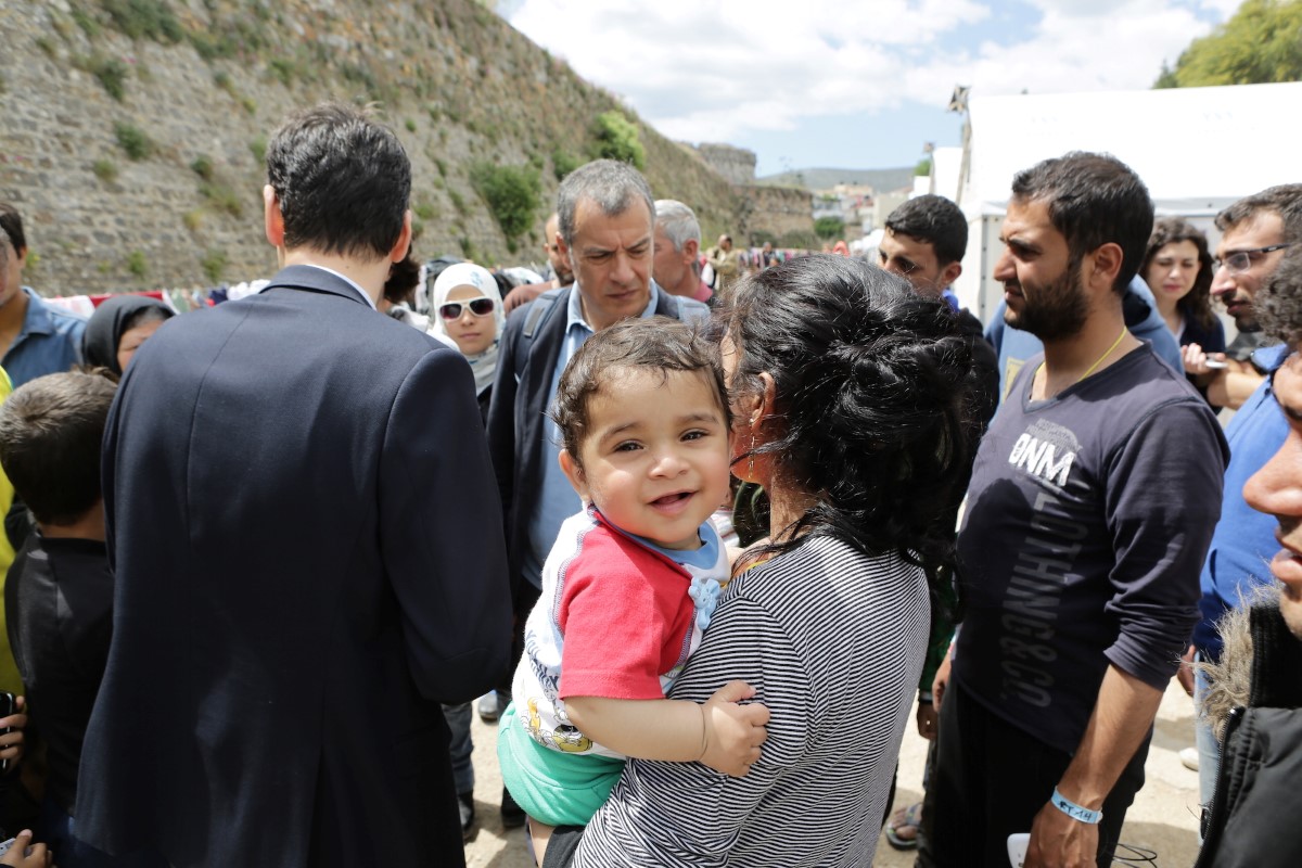 Την πρόσφυγα που γλίτωσε από τη σφαγή στο Κομπάνι συνάντησε ο Θεοδωράκης στη Χίο – ΒΙΝΤΕΟ