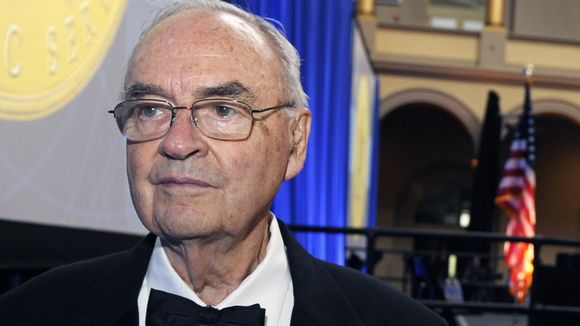 Πρώην πολιτικός 90 ετών παντρεύεται τον σύντροφό του