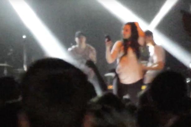 Βίντεο – σοκ: Τραγουδιστής της πανκ κλωτσάει κορίτσι που ανέβηκε στη σκηνή για selfie