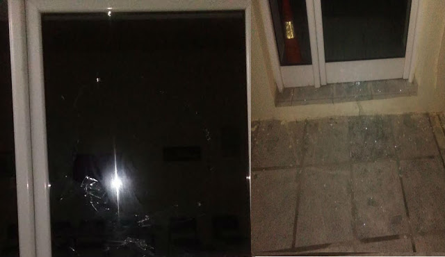 Πέταξαν πέτρες στα γραφεία του ΣΥΡΙΖΑ στο Αλιβέρι – ΦΩΤΟ