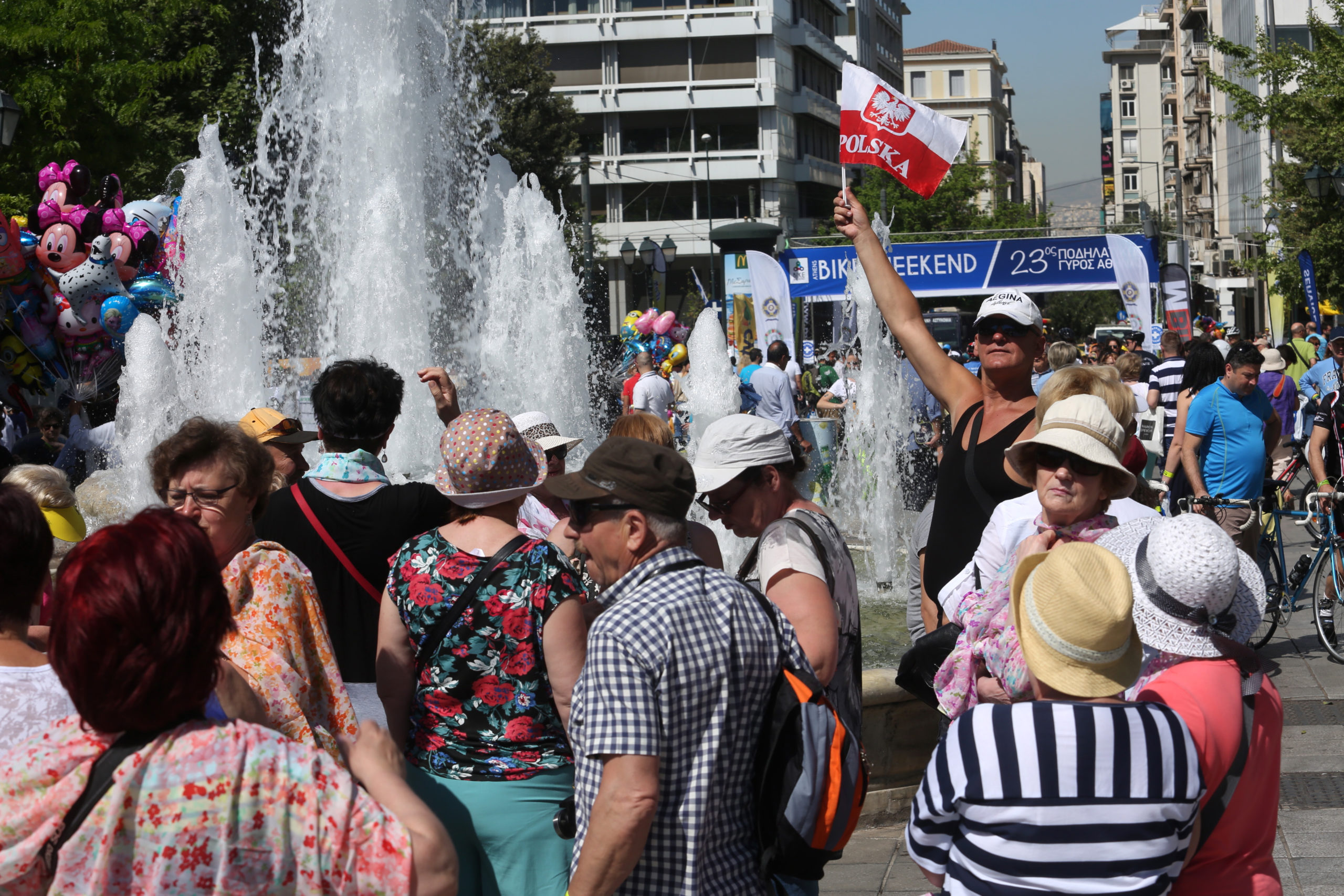 Εικόνες καύσωνα στο Σύνταγμα – ΦΩΤΟ