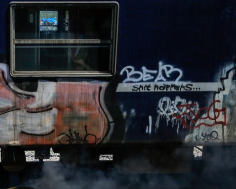 Μικρή πρόσφυγας έφτιαξε “παιδικό δωμάτιο” σε βαγόνι τρένου στην Ειδομένη – ΦΩΤΟ