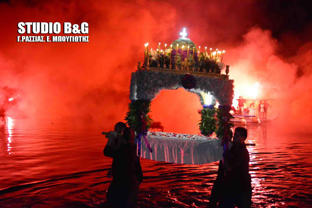 Τολό: Μέσα στη θάλασσα η περιφορά του Επιτάφιου – ΒΙΝΤΕΟ