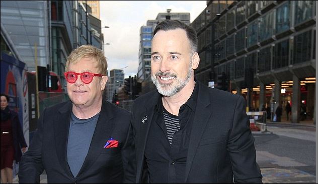 Ο Έλτον Τζον χέρι – χέρι με τον σύζυγό του – ΦΩΤΟ