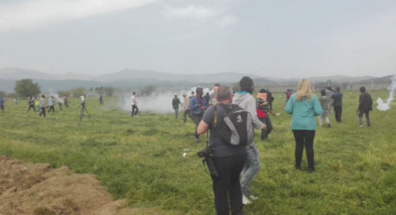 Καζάνι που βράζει η Ειδομένη- Ένταση και χημικά από τους Σκοπιανούς αστυνομικούς- ΒΙΝΤΕΟ