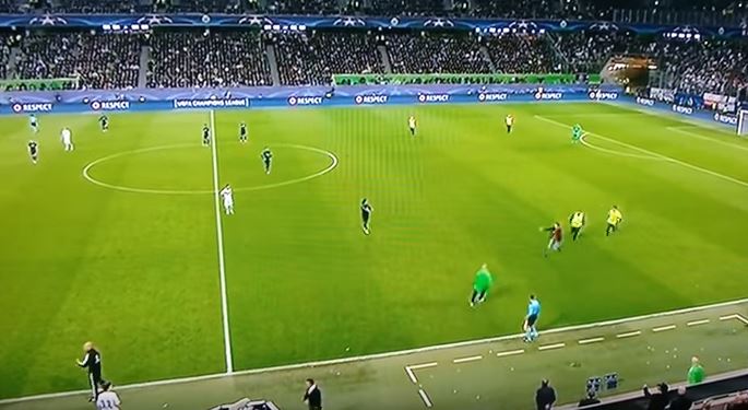 Η “καταδίωξη” του φιλάθλου που διέκοψε το Βόλφσμπουργκ-Ρεάλ – ΒΙΝΤΕΟ