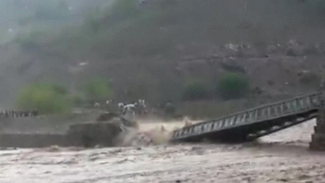 Βιβλικές πλημμύρες στο Πακιστάν – Κατέρρευσε γέφυρα – ΒΙΝΤΕΟ