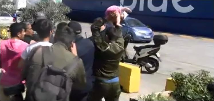 Ένταση στο λιμάνι του Πειραιά – Πρόσφυγας σηκώνει απειλητικά βρέφος στον αέρα – ΒΙΝΤΕΟ