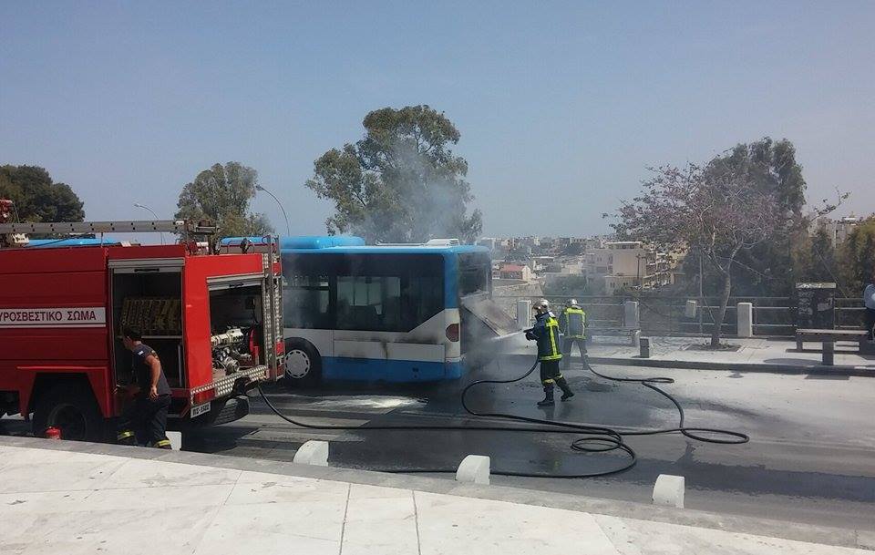 Λεωφορείο τυλίχθηκε στις φλόγες στην Κρήτη – ΦΩΤΟ