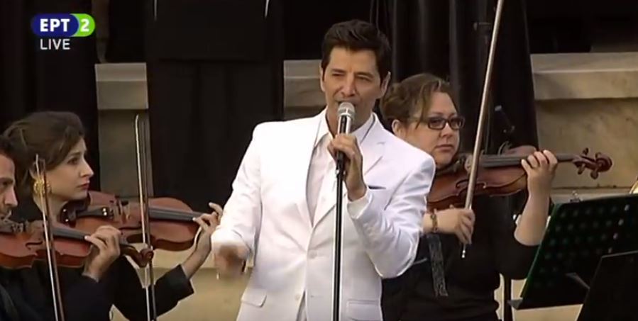 Ο Ρουβάς τραγούδησε Θεοδωράκη στην τελετή για την Ολυμπιακή Φλόγα – ΒΙΝΤΕΟ