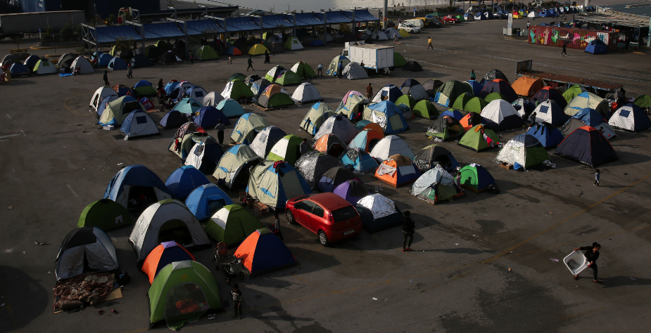 Αρνούνται να φύγουν οι πρόσφυγες από τον Πειραιά
