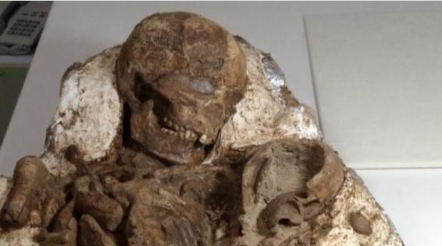 Αυτή η μητέρα κρατάει αγκαλιά το μωρό της για 4.800 χρόνια – ΦΩΤΟ