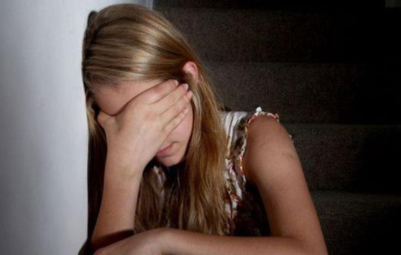 ΣΟΚ – 4 άνδρες βίασαν ομαδικά 9χρονη ενώ η μητέρα της έκανε χρήση ναρκωτικών – ΦΩΤΟ