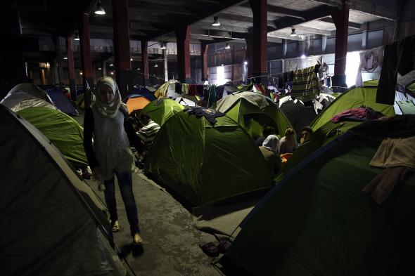 Πρόσφυγες και μετανάστες επιστρέφουν από το Σύνταγμα στο λιμάνι του Πειραιά