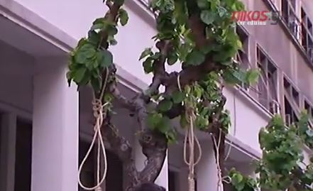 Συγκέντρωση διαμαρτυρίας με κρεμάλες έξω από το υπουργείο Υγείας – ΒΙΝΤΕΟ