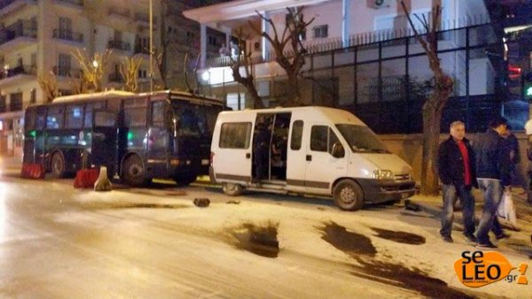 Πέταξαν πέτρες εναντίον αστυνομικών στη Θεσσαλονίκη – ΦΩΤΟ