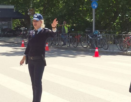 Η όμορφη ξανθιά τροχονόμος των Τρικάλων – ΦΩΤΟ