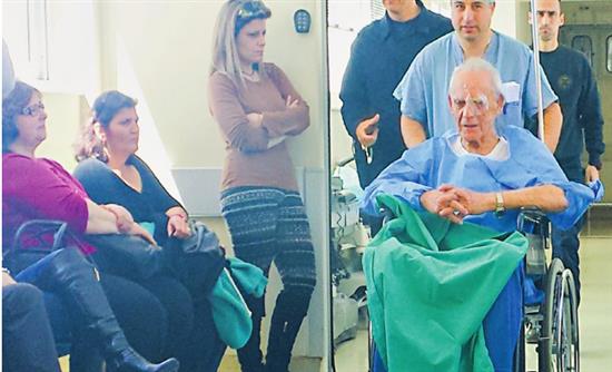 Άκης Τσοχατζόπουλος: Ένα βράδυ μόνος στα Επείγοντα