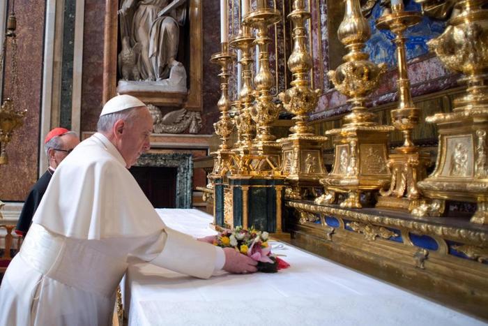 Ο Πάπας προσεύχεται εν όψει Λέσβου με γαλανόλευκα τριαντάφυλλα