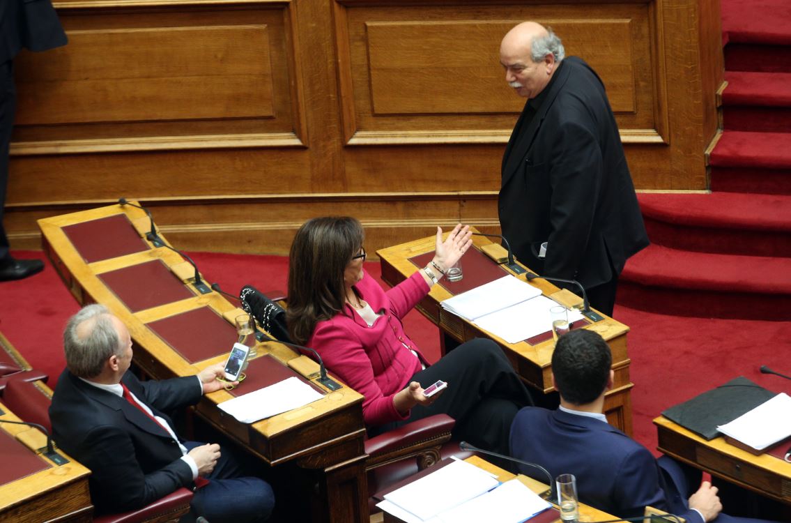 Το χαμόγελο του Βούτση στους βουλευτές της ΝΔ – ΦΩΤΟ