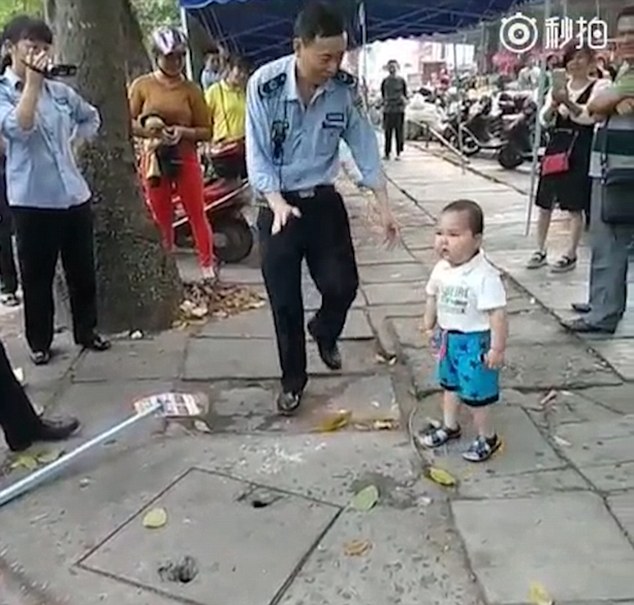 «Τα βάζει» με τους αστυνομικούς για να προστατέψει τους γονείς του – ΒΙΝΤΕΟ