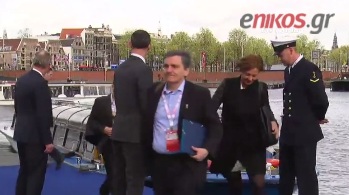 Η «καλημέρα» του Τσακαλώτου βγαίνοντας από τη βάρκα – ΒΙΝΤΕΟ