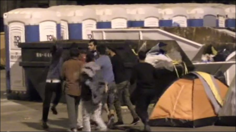 Συμπλοκές στο λιμάνι του Πειραιά μεταξύ των προσφύγων τα μεσάνυχτα – ΒΙΝΤΕΟ