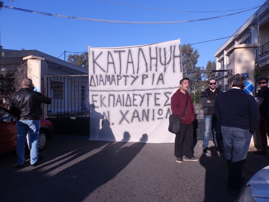 Κατάληψη στην Διεύθυνση Μεταφορών πραγματοποιούν οι δάσκαλοι οδήγησης στα Χανιά – ΦΩΤΟ