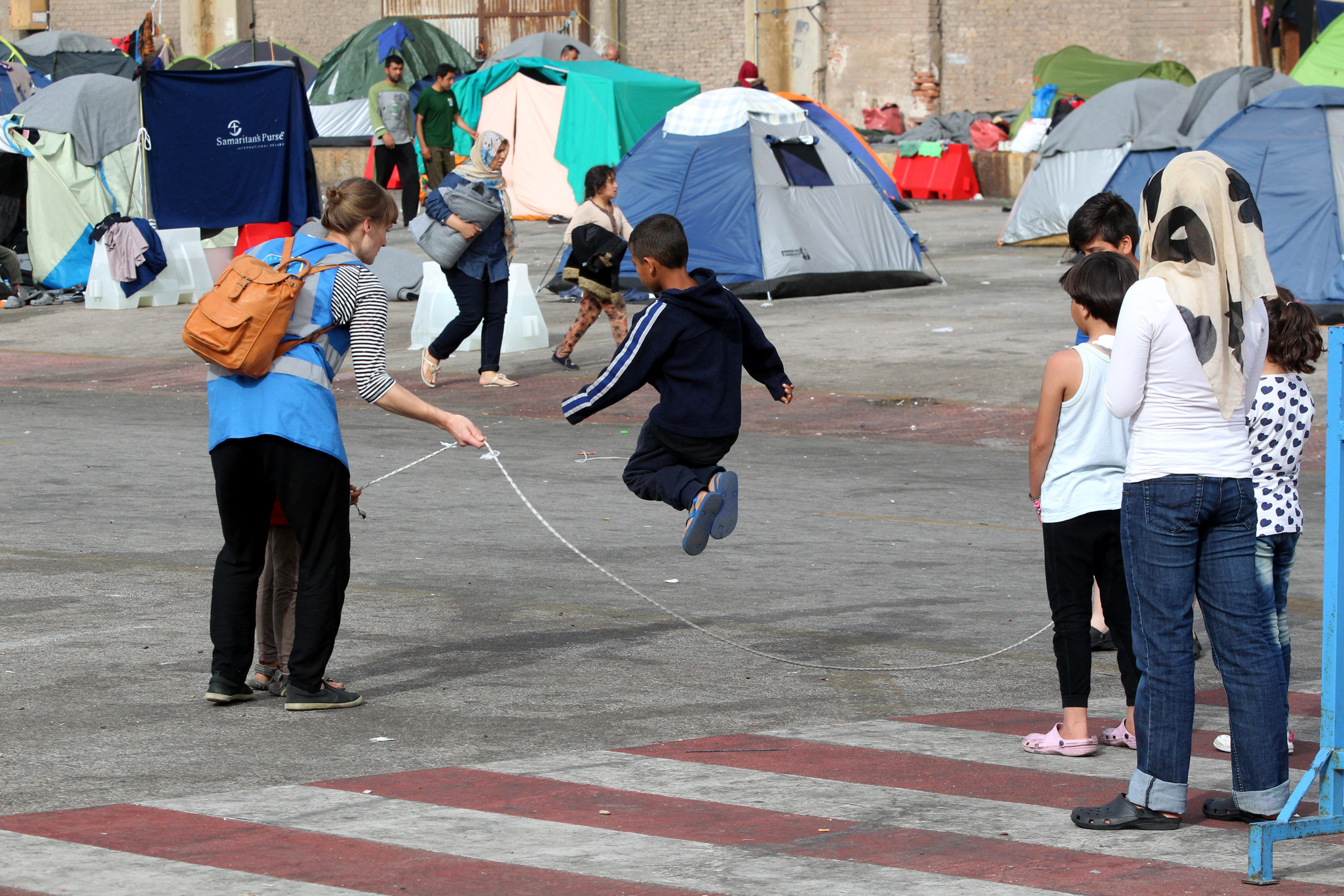Τα παιχνίδια των μικρών προσφύγων στο λιμάνι του Πειραιά – ΦΩΤΟ