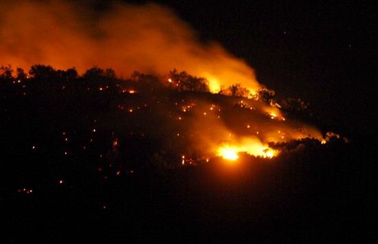 Μαίνεται η φωτιά στα Δερβενάκια Αργολίδας