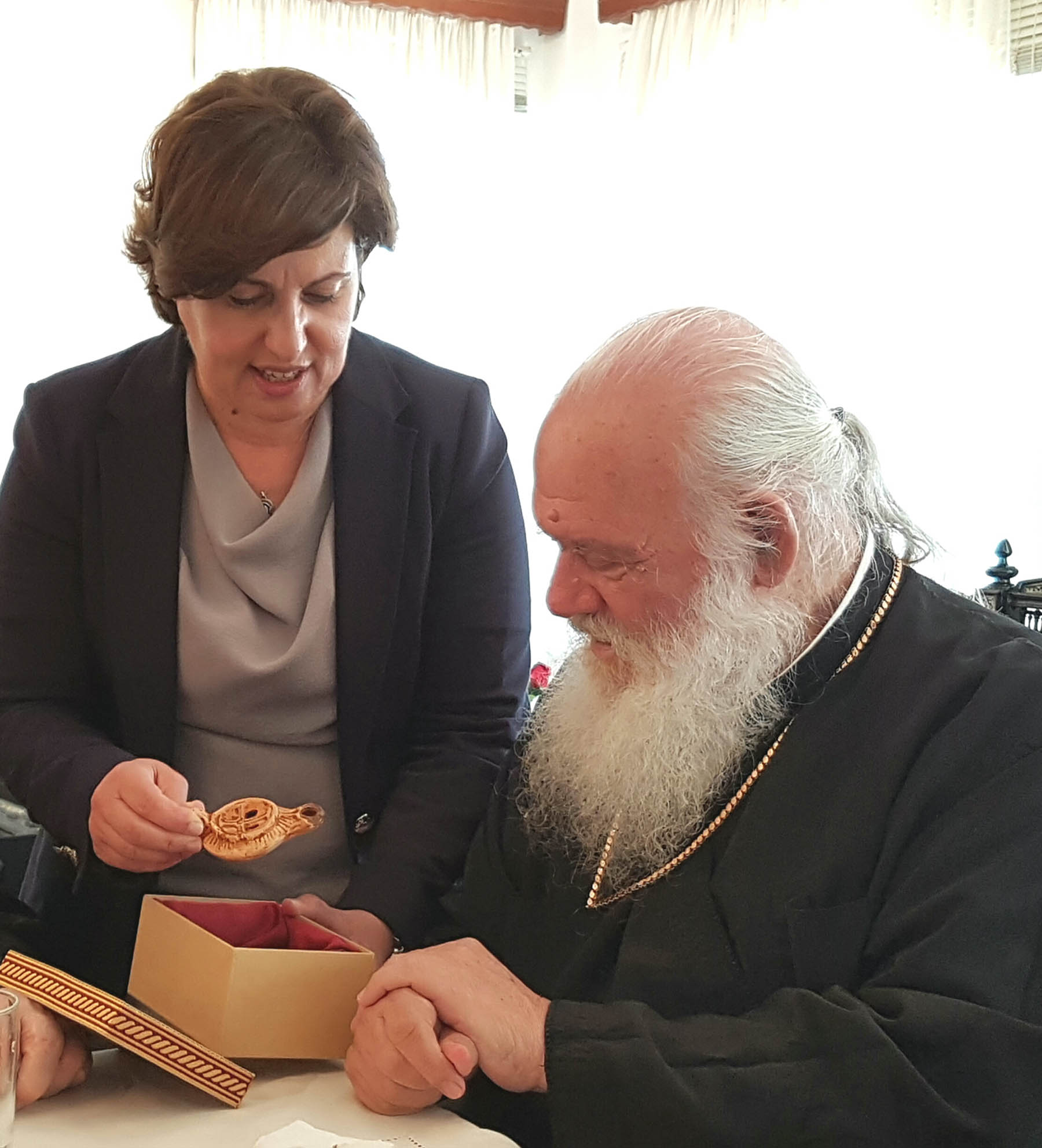 Το δώρο που θα κάνει η Περιφερειάρχης Βορείου Αιγαίου στον Πάπα – ΦΩΤΟ