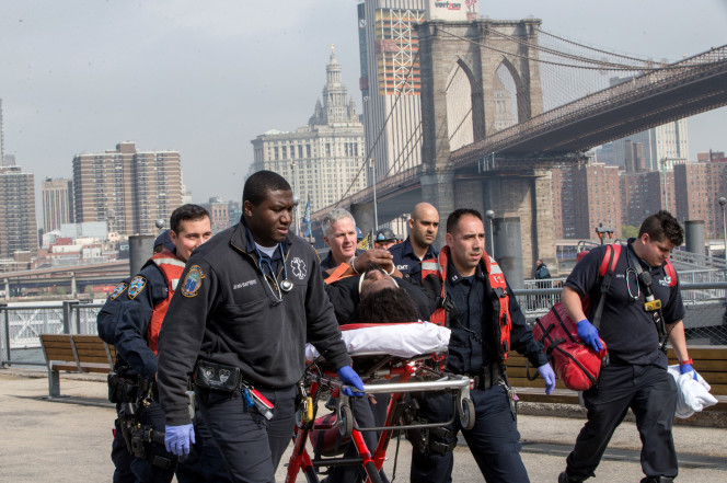 Πήδηξε από τη γέφυρα του Μπρούκλιν και επέζησε