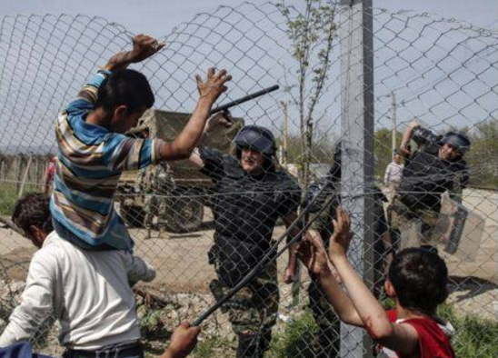 Βίντεο – σοκ: Σκοπιανός αστυνομικός χτυπάει ανήλικο πρόσφυγα με γκλοπ στα σύνορα