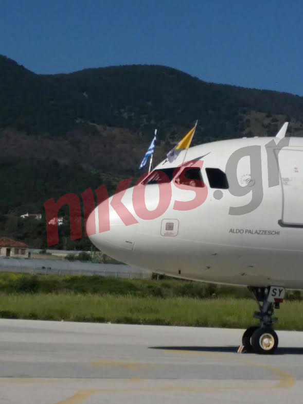 Με τις σημαίες της Ελλάδας και του Βατικανού το αεροσκάφος του Πάπα – ΦΩΤΟ