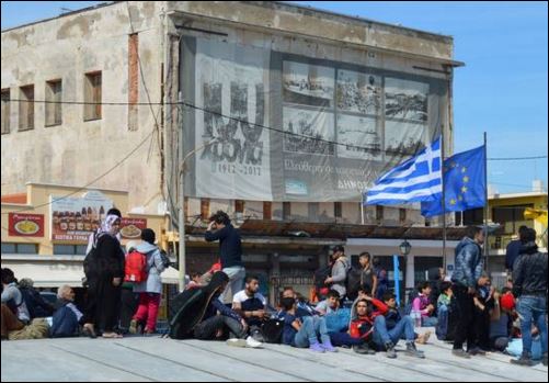 Οι πρόσφυγες κατέλαβαν την αποβάθρα στο λιμάνι της Χίου – ΦΩΤΟ – ΒΙΝΤΕΟ