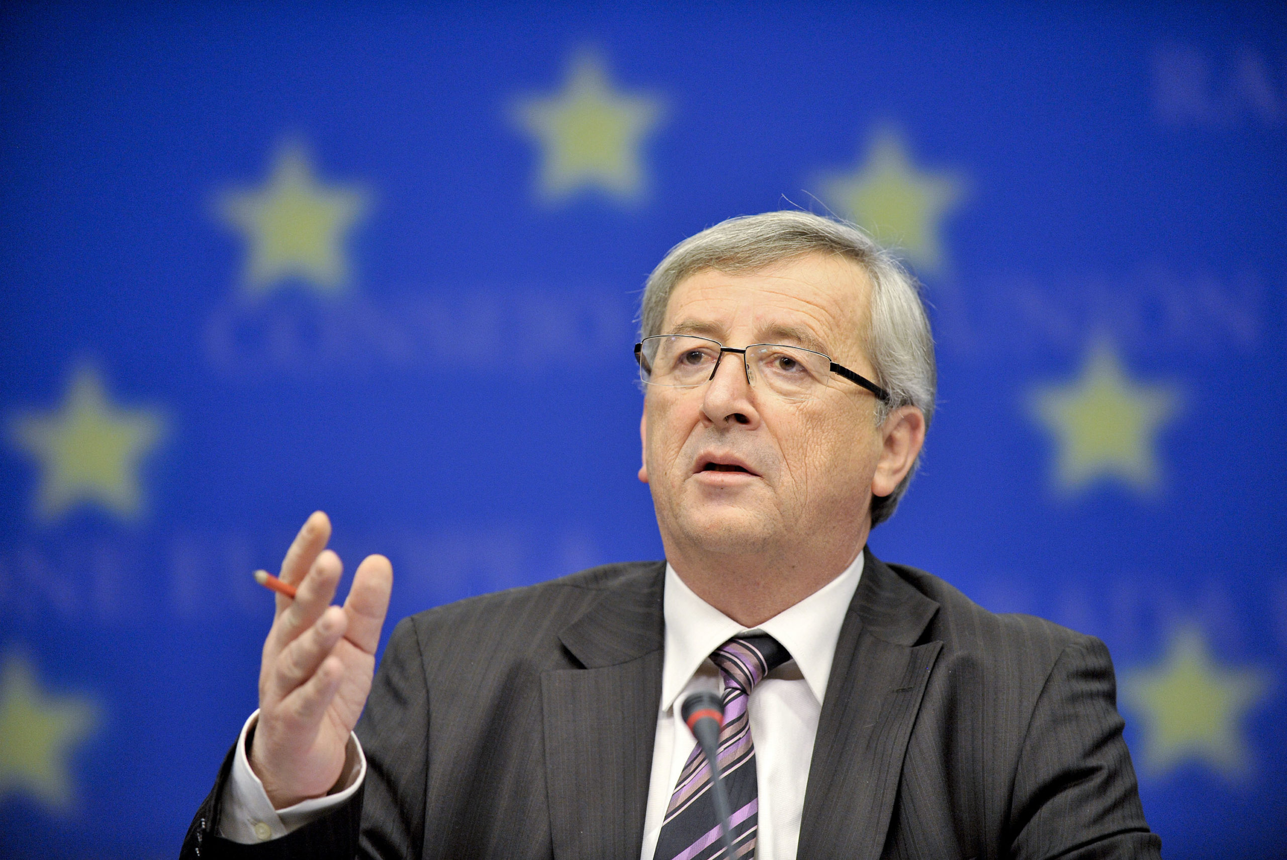 Πρωτοβουλίες Γιούνκερ για τη σύγκληση Eurogroup