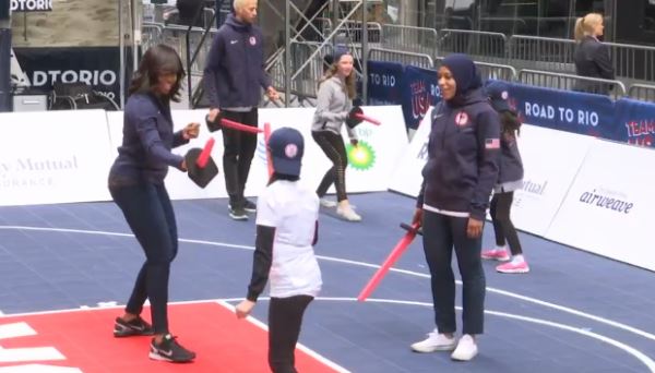 Η Μισέλ Ομπάμα μαθαίνει ξιφασκία – ΒΙΝΤΕΟ