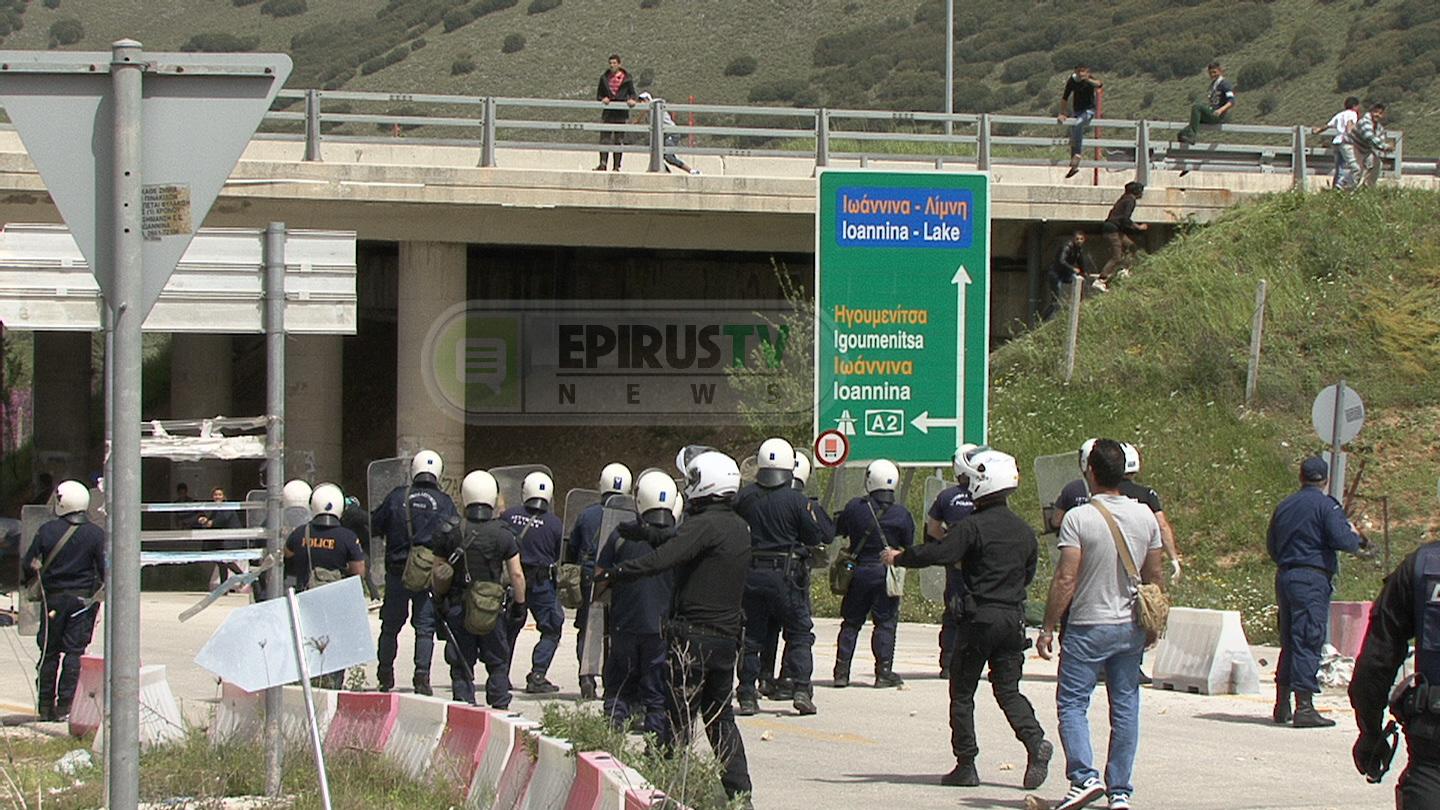 Η επέμβαση της αστυνομίας στο μπλόκο των προσφύγων στην Εγνατία – ΒΙΝΤΕΟ