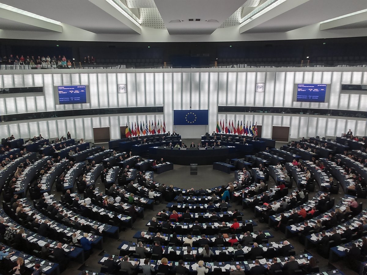 Οκτώ ευρωβουλευτές ζητούν να επανεξεταστεί το θέμα του χρέους