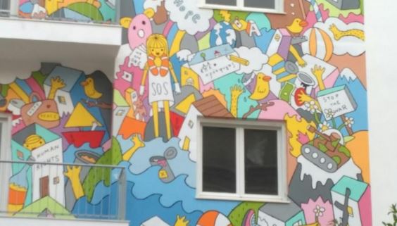 Εντυπωσιακό γκράφιτι για τους πρόσφυγες σε πολυκατοικία στην Κρήτη – ΦΩΤΟ