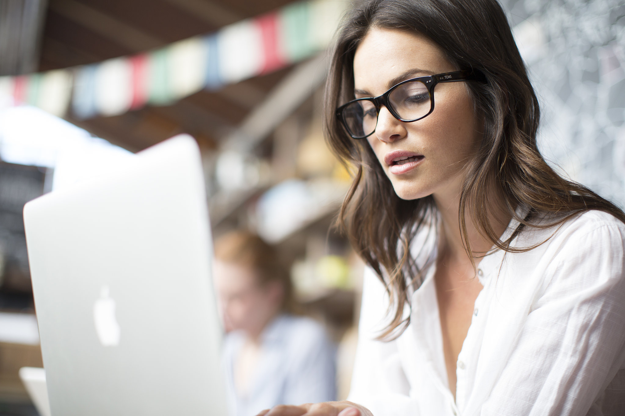 Γιατί οι έξυπνες γυναίκες δυσκολεύονται να βρουν σύντροφο