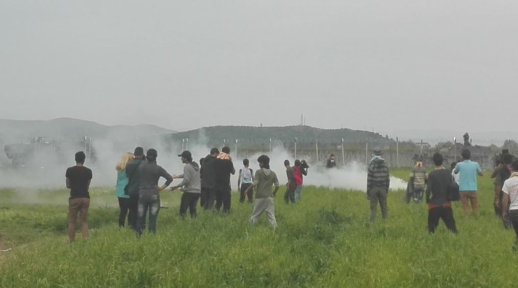 Νέα ένταση στην Ειδομένη – Με δακρυγόνα απαντούν Σκοπιανοί αστυνομικοί – ΦΩΤΟ