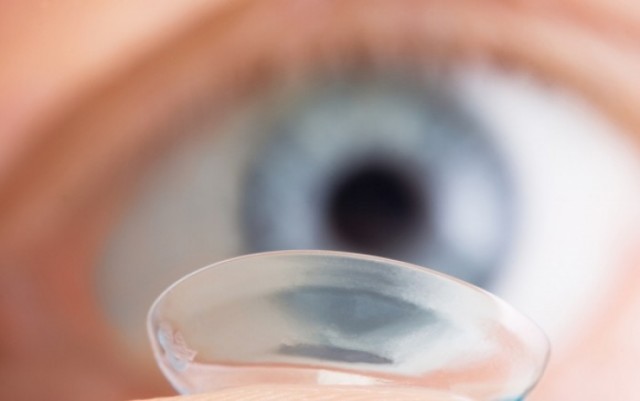 Κοιμάστε με τους φακούς επαφής; Δείτε από τι κινδυνεύετε