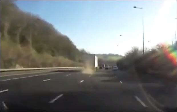 Ιπτάμενο… δισκόφρενο προσγειώνεται σε παρμπρίζ αυτοκινήτου – ΒΙΝΤΕΟ