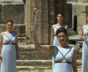 Πρωθιέρεια η Κατερίνα Λέχου στην αφή της Ολυμπιακής Φλόγας – ΒΙΝΤΕΟ