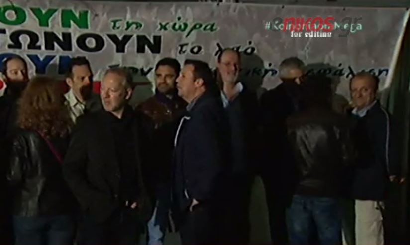 Εργαζόμενοι απέκλεισαν την είσοδο του υπουργείου Εργασίας – ΒΙΝΤΕΟ