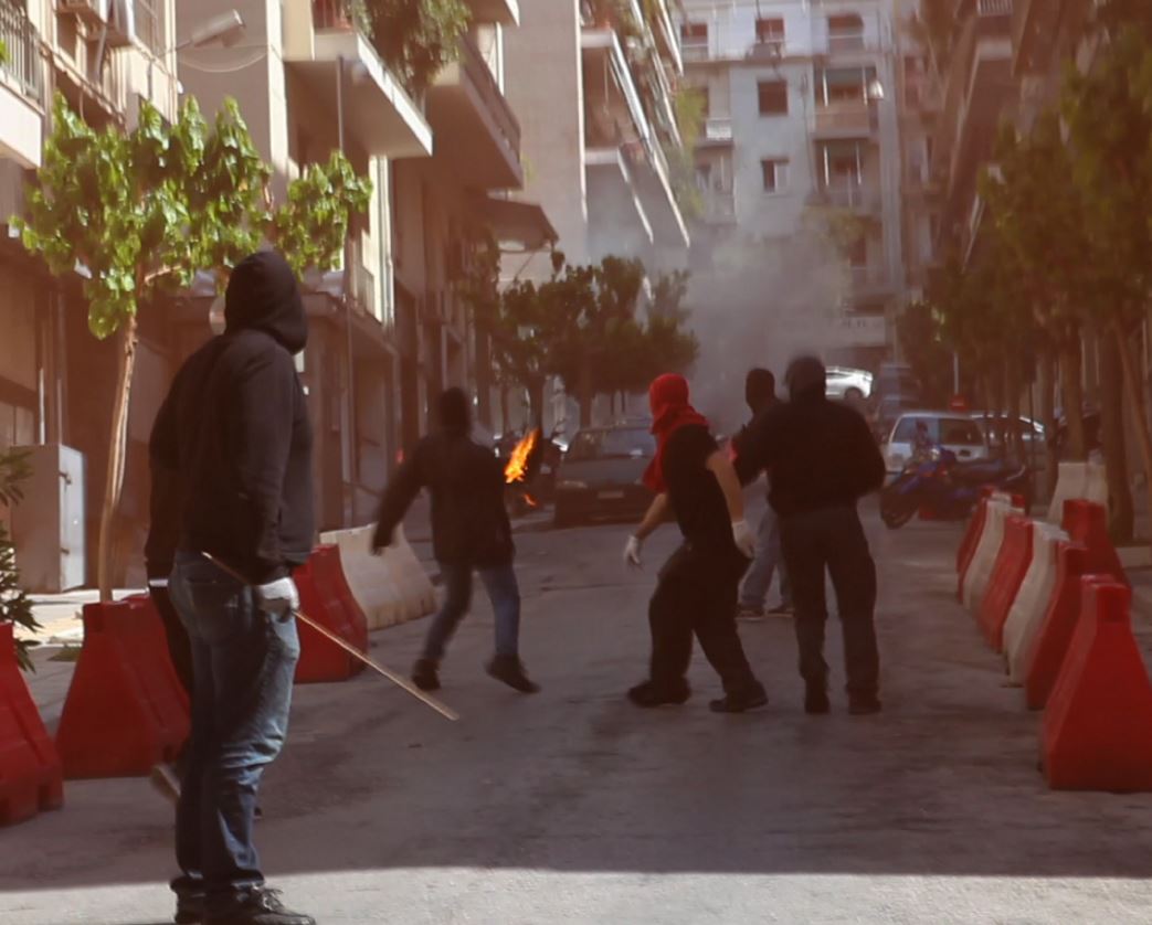 Η στιγμή της επίθεσης στο Α.Τ. Εξαρχείων – ΒΙΝΤΕΟ