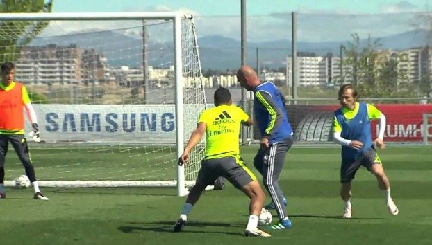 Ο Ζιντάν στα 43 του «μιλάει» ακόμα στην μπάλα – ΒΙΝΤΕΟ