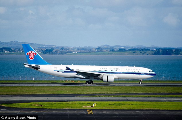 Επιτέθηκε στις αεροσυνοδούς γιατί του έριξαν κατά λάθος το χυμό – ΦΩΤΟ